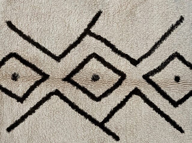 Beni Ourain style Berber wool rug – photo 8