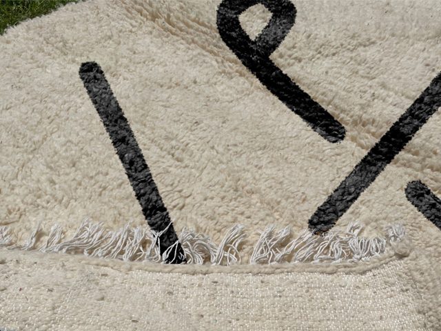 Handwoven Moroccan Rug with Traditional Symbol – photo 4